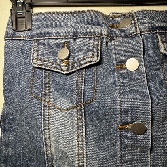 Stylish Denim Button-Up Crop Top - Picture 4 of 4